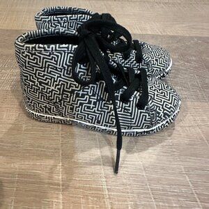 DEZZYS ABSTRACT BLACK WHITE HIGH TOP SHOE 8C BOYS